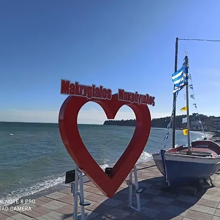 To Let Giannis Apartment Makrygialos
